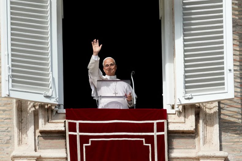 El papa León XIV reza el Ángelus al mediodía en la Plaza de San Pedro, en el Vaticano, el domingo 25 de octubre de 2026. (Foto AP/Gregorio Borgia)
