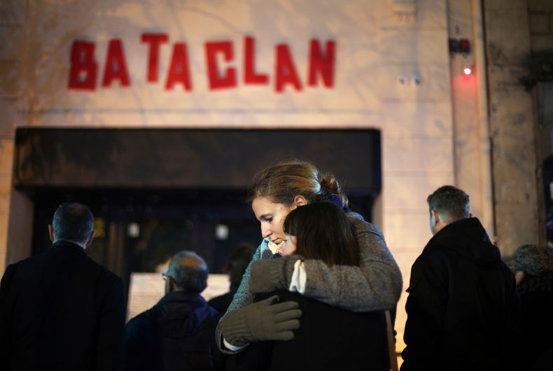 ARCHIVO - Mujeres se abrazan ante la sala de conciertos Bataclan en París, el 13 de noviembre de 2016. (AP Foto/Thibault Camus, Archivo)