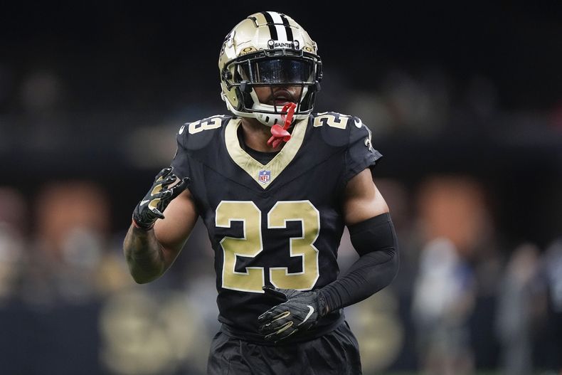 ARCHIVO - El cornerback Marshon Lattimore (23) de los Saints de Nueva Orleans previo a un partido contra los Panthers de Carolina, el 8 de septiembre de 2024. (AP Foto/Gerald Herbert)