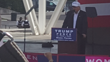miles de seguidores del candidato republicano donald trump se dieron cita en el bayfront park de miami