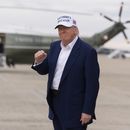 El presidente Donald Trump cierra un puño a su llegada a la Base Conjunta Andrews en el Air Force One, el domingo 25 de mayo de 2025, en Maryland. (AP Foto/Manuel Balce Ceneta)