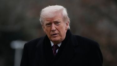 El presidente Donald Trump camina tras descender del Marine One en el Jardín Sur de la Casa Blanca, el miércoles 17 de diciembre de 2025, en Washington. (AP Foto/Mark Schiefelbein)