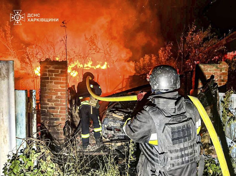 En esta foto proporcionada por el Servicio Ucraniano de Emergencias, bomberos intentan apagar un incendio tras un ataque ruso en la región de Járkiv, Ucrania, el 15 de julio de 2025. (Servicio ucraniano de emergencias via AP)