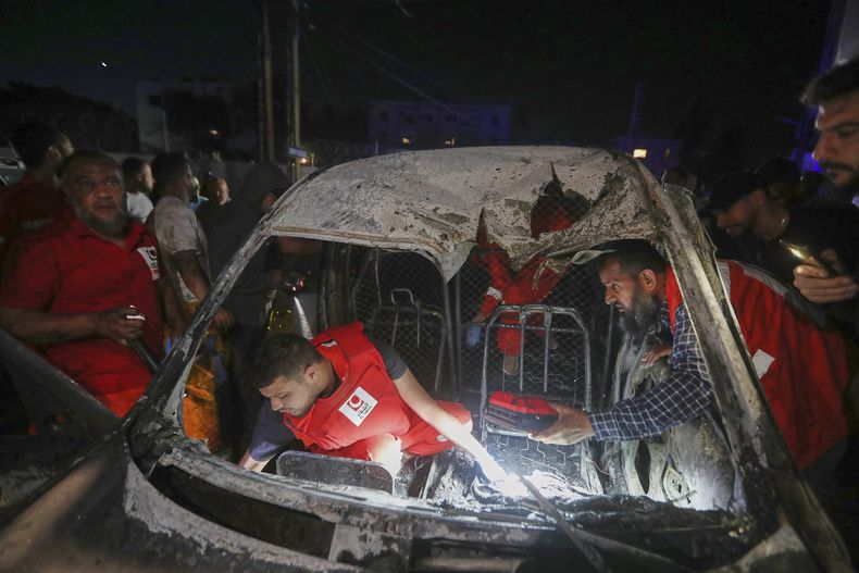 Rescatistas inspeccionan un auto dañado tras un ataque israelí, en la ciudad portuaria de Sidón, en el sur de Líbano, el 7 de mayo de 2025. (AP Foto/Mohammed Zaatari)