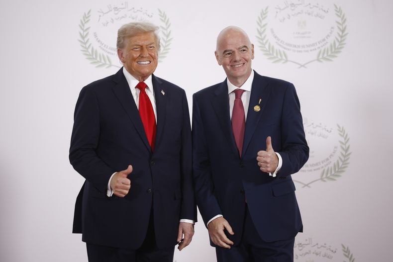 El presidente de Estados Unidos Donald Trump y el presidente de la FIFA Gianni Infantino posan durante la Cumbre por la Paz en Gaza, el lunes 13 de octubre de 2025, en Sharm el-Sheikh, Egipto. (Yoan Valat, Pool Foto vía AP)