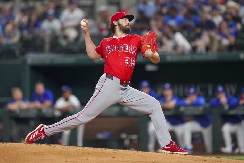 El lanzador de los Angelinos de Los Ángeles Ian Anderson lanza en la octava entrada ante los Rangers de Texas el jueves 17 de abril del 2025. (AP Foto/Julio Cortez)