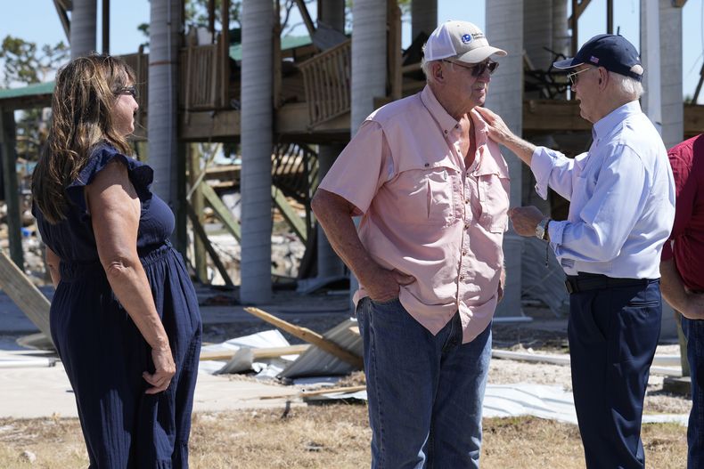 El presidente Joe Biden (der) en un paseo por zonas impactadas por el huracán Helene, en Keaton Beach, Florida, el 3 de octubre del 2024. (Foto AP/Susan Walsh)