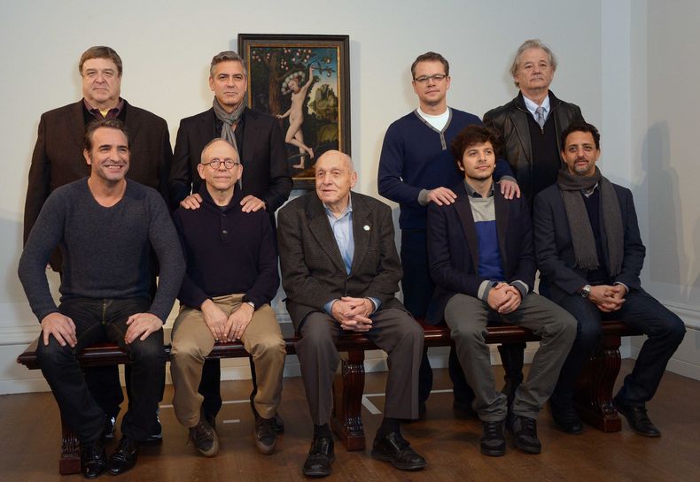 Elenco del filme The Monuments Men posan para la foto frente al cuadro "Cupido llorando ante Venus" de Lucas Cranach el Viejo, que se cree perteneci&oacute; a la colecci&oacute;n privada de Adolfo Hitler, en la Galer&iacute;a Nacional, Londres,