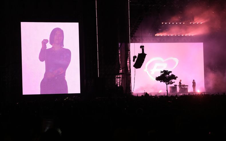 La música británica Romy Madley Croft durante su presentación en el festival AXE Ceremonia en el parque Bicentenario en la Ciudad de México el sábado 23 de marzo de 2024. (Foto AP/Marco Ugarte)