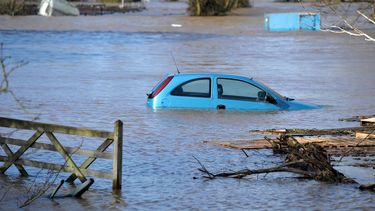 americateve | Un coche rodeado por el agua en Burrowbridge, en el sur de Inglaterra, el domingo 9 de febrero del 2014 debido a las inundaciones. (Foto AP/Tim Ireland/PA)