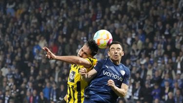 Emre Can del Borussia Dortmund y Danilo Soares del Bochum pelean por el balón en el encuentro de la Bundesliga el viernes 28 de abril del 2023. (AP Foto/Martin Meissner)