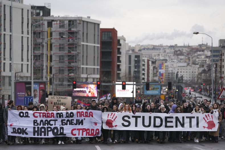 La marcha en protesta por el colapso de un techo en Belgrado, Serbia, el 10 de enero del 2025. (AP foto/Darko Vojinovic)