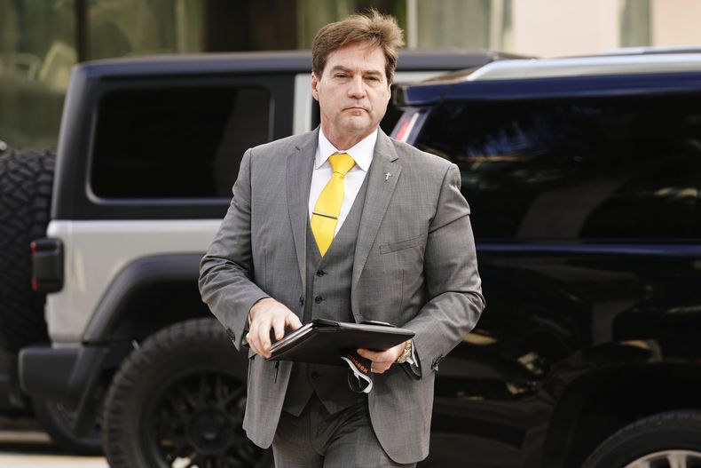 ARCHIVO - El Dr. Craig Wright llega a la Corte Federal en Miami, el 16 de noviembre de 2021. (AP Foto/Marta Lavandier, archivo)