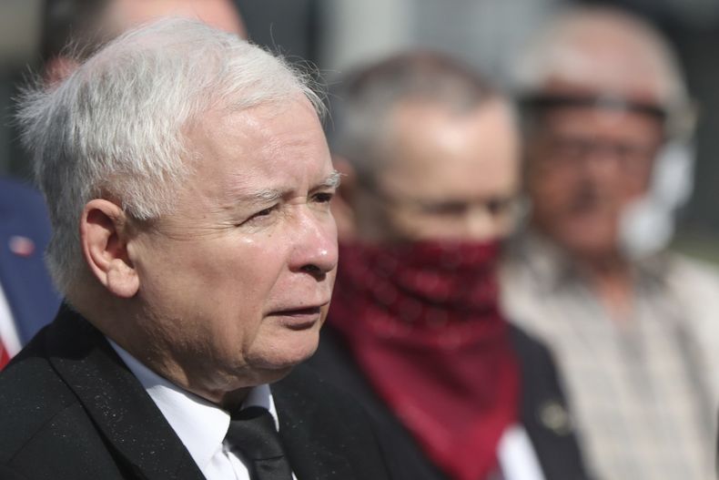 En esta imagen de archivo, el líder del partido gobernante de Polonia, Jaroslaw Kaczynski (en primer plano), participa en un acto en Varsovia, Polonia, el 10 de julio de 2020. (AP Foto/Czarek Sokolowski, archivo)