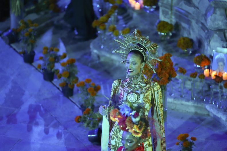 Miss Cuba Marianela Ancheta participa en La Gala de las Catrinas para celebrar el Día de Muertos a días de la 73a edición de Miss Universo en la Ciudad de México el 1 de noviembre de 2024. (Foto AP/Eduardo Verdugo)