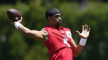 ARCHIVO - Jalen Hurts, quarterback de Filadelfia, toma parte de la práctica en las instalaciones del equipo en Filadelfia, el jueves 1 de julio de 2023. Los Eagles son talentosos y tienen profundidad en ofensiva y defensiva, aunque todavía hay algunas dudas de cara al campamento de entrenamiento. (AP Foto/Matt Rourke, Archivo)