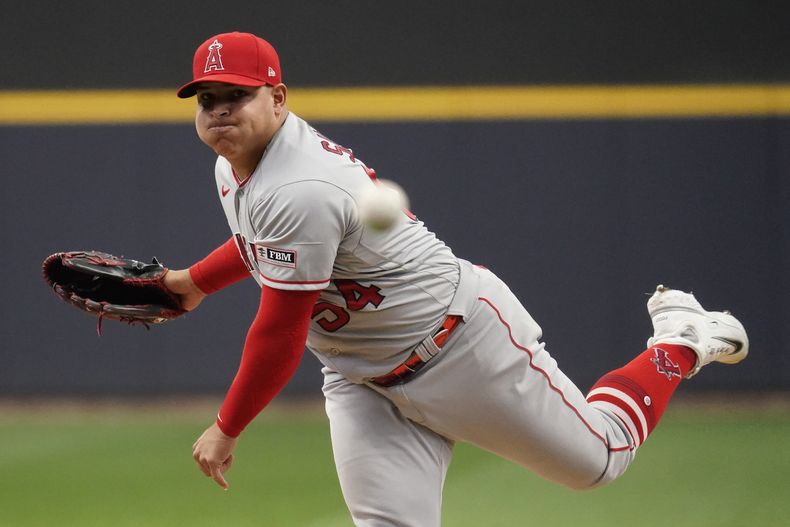 El venezolano José Suárez, de los Angelinos de Los Ángeles, lanza en el juego del domingo 30 de abril de 2023, ante los Cerveceros de Milwaukee (AP Foto/Aaron Gash, archivo)