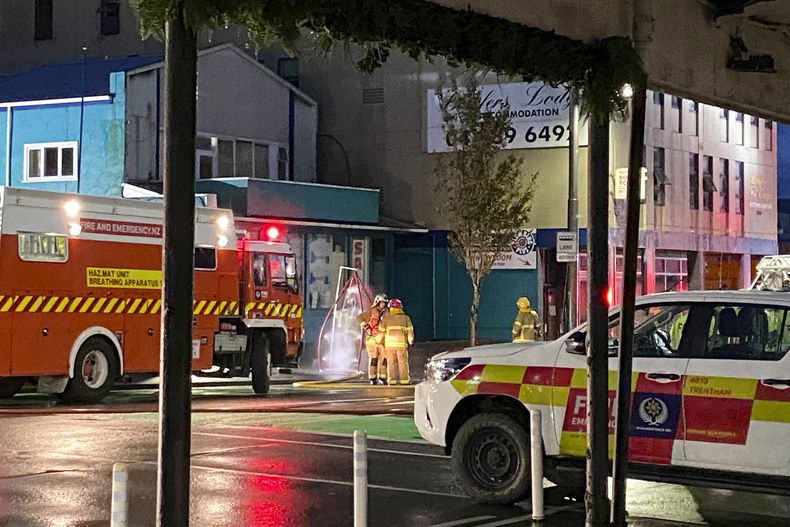 ARCHIVO - Bomberos ante el hostal Loafers Lodge en el centro de Wellington, Nueva Zelanda, el luns 16 de mayo de 2023. La policía de Nueva Zelanda presentó el jueves 1 de junio de 2023 cinco cargos de asesinato contra el sospechoso de provocar el letal incendio en Wellington. (Nick James/NZ Herald via AP, Archivo)