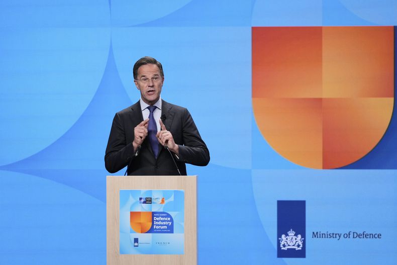 El secretario general de la OTAN, Mark Rutte, habla ante el público en el foro de defensa de la OTAN, en el margen de la cumbre del organismo en La Haya, Holanda, el martes 24 de junio de 2025. (AP Foto/Matthias Schrader)