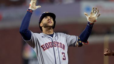 Jeremy Peña (3), de los Astros de Houston, reacciona después de batear un sencillo productor en la décima entrada del juego de béisbol de Grandes Ligas ante los Gigantes de San Francisco, el lunes 10 de agosto de 2026, en San Francisco. (AP Foto/Jed Jacobsohn)