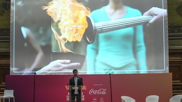 El presidente del Comité Organizador de los Olímpicos de París Tony Estanguet habla en conferencia de prensa para presentar al ruta de la antorcha olímpicoa en la Sorbona de París el viernes 23 de junio del 2023. (AP Foto/Christophe Ena)