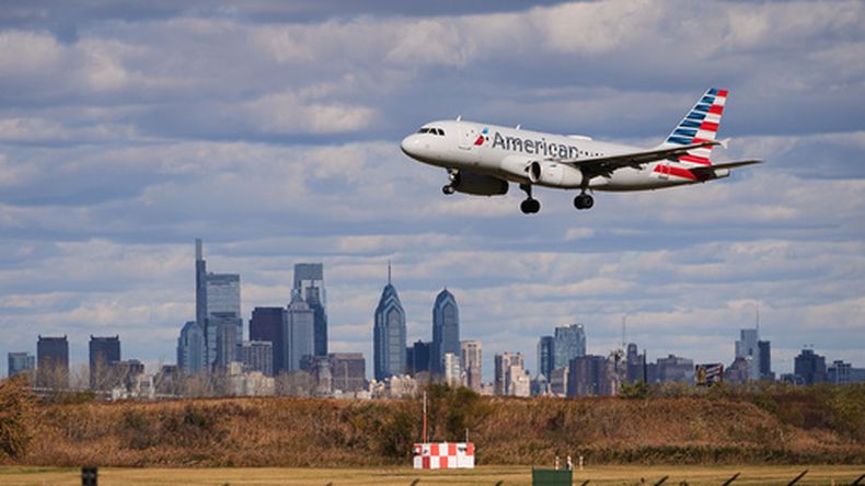 Un avión aterriza en el Aeropuerto Internacional de Filadelfia el 6 de noviembre de 2025. (AP foto/Matt Rourke)