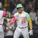 El dominicano Juan Soto, de los Padres de San Diego, es felicitado por su compañero venezolano Rougned Odor (24) después de que conectara un jonrón de dos carreras a los Nacionales de Washington en la octava entrada del partido en San Diego, el viernes 23 de junio de 2023. (AP Foto/Denis Poroy)