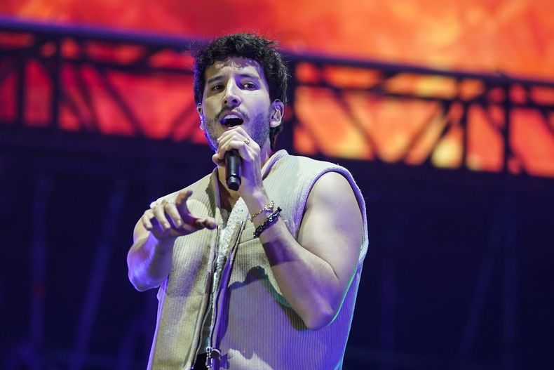 El cantante colombiano Sebastián Yatra durante su concierto en el Coca-Cola Flow Fest en la Ciudad de México el sábado 23 de noviembre de 2024. (Foto AP/Félix Márquez)