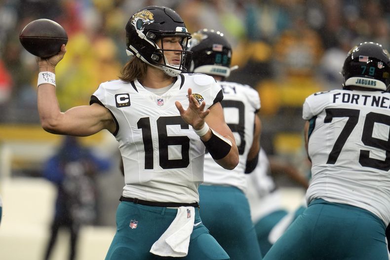 El quarterback de los Jaguars de Jacksonville Trevor Lawrence lanza un pase en el encuentro ante los Steelers de Pittsburgh el domingo 29 de octubre del 2023. (AP Foto/Gene J. Puskar)