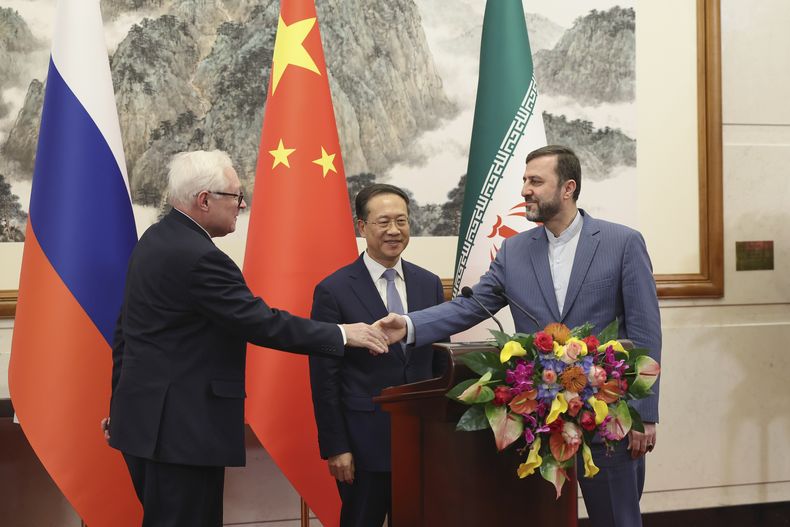 De izquierda a derecha, el viceministro de Exteriores de Rusia, Sergei Ryabkov; su homólogo chino, Ma Zhaoxu, y el iraní, Kazem Gharibabadi, comparecen ante reporteros después de una reunión en Beijing, China, el 14 de marzo de 2025. (Lintao Zhang/Pool Foto vía AP)