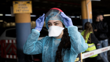 israel impone de nuevo uso de mascarilla en lugares cerrados