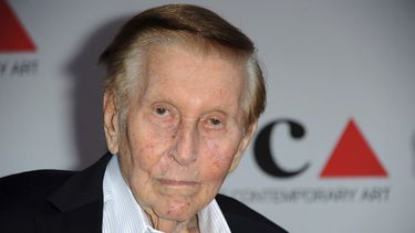 ARCHIVO - El magnate de los medios Sumner Redstone llega a la Gala MOCA 2013 celebrando la inauguración de la exposición Urs Fischer en el MOCA, en Los Ángeles, el 20 de abril de 2013. El gigante del entretenimiento Paramount se fusionará con Skydance, cerrando una era dirigida por la familia Redstone en Hollywood lo que inyectará dinero en un estudio heredado que ha luchado por adaptarse a un panorama cambiante del entretenimiento. También señala el surgimiento de un nuevo actor poderoso, David Ellison, fundador de Skydance e hijo del multimillonario Larry Ellison, fundador de la empresa de software Oracle. (Foto Richard Shotwell/Invision/AP, archivo)