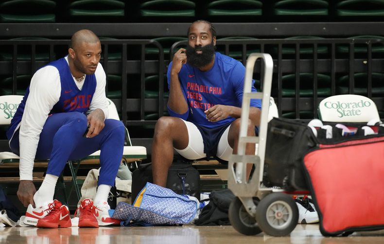 P.J. Tucker, izquierda, de los Sixers de Filadelfia, platica con su compañero James Harden durante el entrenamiento del equipo de baloncesto de la NBA, el jueves 5 de octubre de 2023, en Fort Collins, Colorado. (AP Foto/David Zalubowski)
