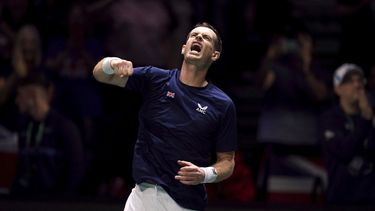 El británico Andy Murray celebra tras vencer al suizo Leandro Riedi en la fase de grupos de la fase de grupos de la Copa Davis, el viernes 15 de septiembre de 2023, en Manchester. (Martin Rickett/PA vía AP)