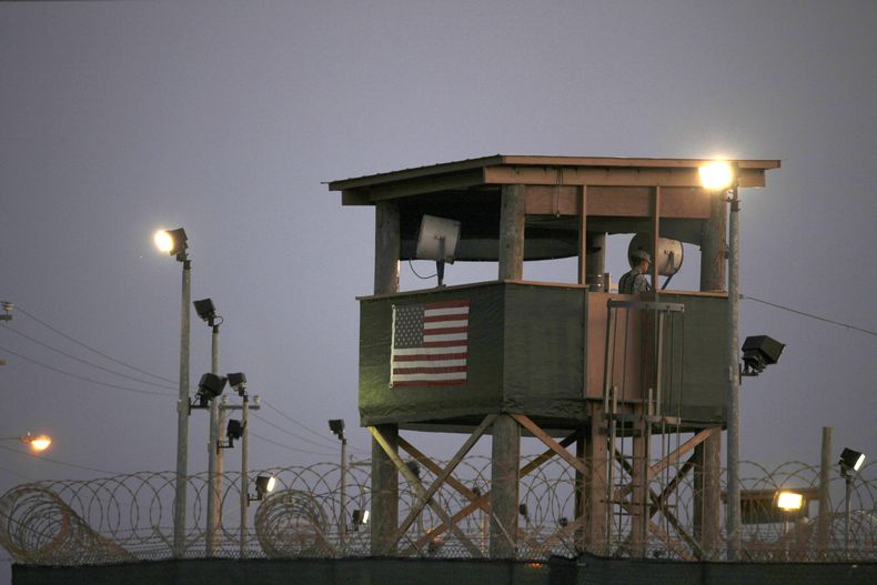 En esta fotograf&iacute;a de archivo del 29 de marzo de 2010, revisada por las fuerzas armadas de Estados Unidos, un guardia vigila desde una torre en la base naval estadounidense de Bah&iacute;a de Guant&aacute;namo, Cuba, donde se encuentran reos sospec