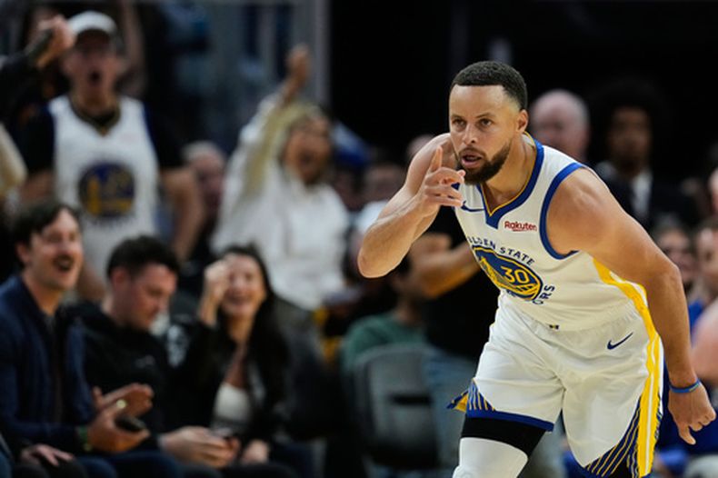 Stephen Curry de los Warriors de Golden State tras encestar un triple durante el partido contra los Rockets de Houston, el domingo 5 de abril de 2026. (AP Foto/Godofredo A. Vásquez)