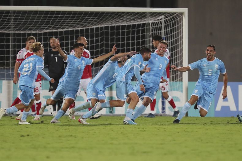 ARCHIVO - Alessandro Golinucci (cuarto a la derecha) celebra con sus compañeros de San Marino tras anotar un gol ante Dinamarca en las eliminatorias de la Euro 2024. (AP Foto/Felice Calabro)