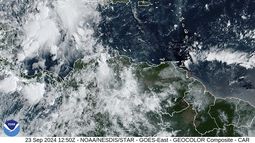 Esta imagen del lunes 23 de septiembre de 2024, proporcionada por la Oficina Nacional de Administración Oceánica y Atmosférica de Estados Unidos (NOAA, por sus siglas en inglés), muestra un grupo de tormentas situadas al sur de las Islas Caimán que se prevé se fortalezcan en los próximos días. (NOAA vía AP)