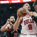 ARCHIVO - Nikola Vucevic (9), pívot de los Bulls de Chicago, busca encestar con la presión defensiva de Chris Boucher (25), de los Raptors de Toronto y Fred VanVleet (23), durante la primera mitad del juego de baloncesto de la NBA, en el torneo play-in, el miércoles 12 de abril de 2023, en Toronto. Los Bulls y Nikola Vucevic acordaron el miércoles 28 de junio de 2023 a una extensión de contrato de tres años y 60 millones de dólares. (Frank Gunn/The Canadian Press via AP, Archivo)