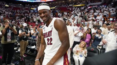 Jimmy Butler, alero del Heat de Miami, festeja la victoria sobre los Knicks de Nueva York en la semifinal de la Conferencia Este, el viernes 12 de mayo de 2023 (AP Foto/Wilfredo Lee)