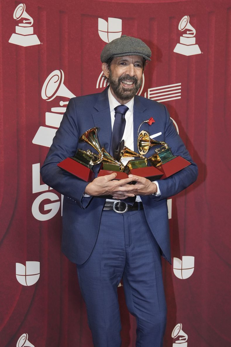Juan Luis Guerra posa con sus cuatro premios en la ceremonia del Latin Grammy el jueves 14 de noviembre de 2024, en Miami. (Foto AP/Rebecca Blackwell)