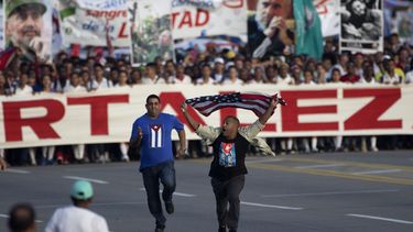 en paradero desconocido opositor arrestado por ondear la bandera de eeuu el 1 de mayo