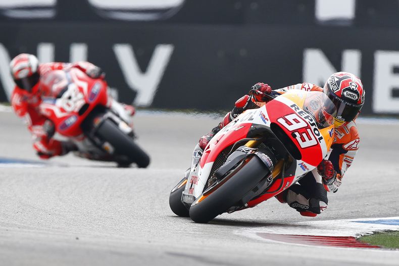 El espa&ntilde;ol Marc M&aacute;rquez (93) toma una curva en su Honda durante el Gran Premio de Assen de MotoGP el s&aacute;bado, 28 de junio del 2014. (Foto AP/Vincent Jannink)