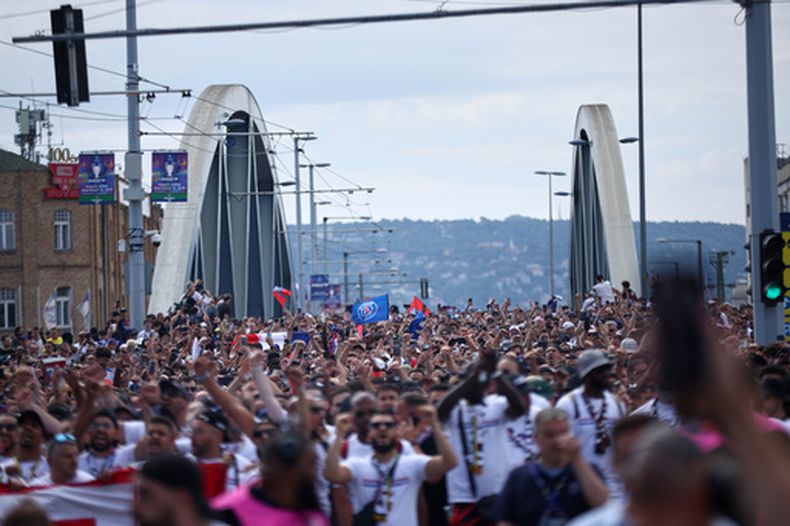 Hinchas del Paris Saint-Germain rumbo al estadio para la final de la Liga de Campeones contra Arsenal, el sábado 30 de mayo de 2026, en Budapest (AP Foto/Rudolf Karancsi-Albert)