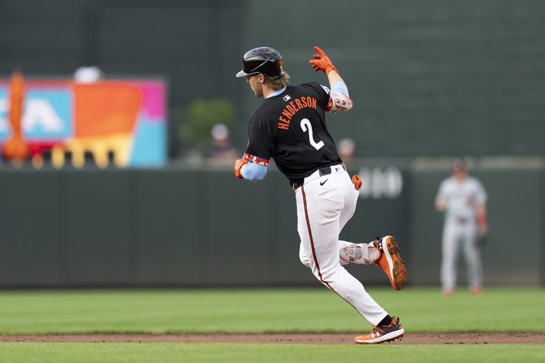 Gunnar Henderson, de los Orioles de Baltimore, recorre las bases luego de batear un jonrón en el juego del miércoles 14 de agosto de 2024, ante los Nacionales de Washington (AP Foto/Stephanie Scarbrough)