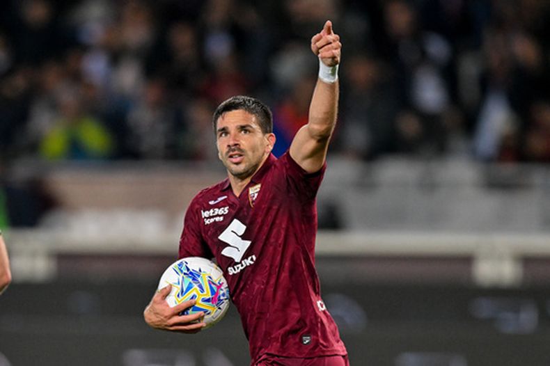 Giovanni Simeone, del Torino, festeja tras anotar ante Sassuolo en un partido de la Serie A italiana, el viernes 8 de mayo de 2026 (Tano Pecoraro/LaPresse via AP)