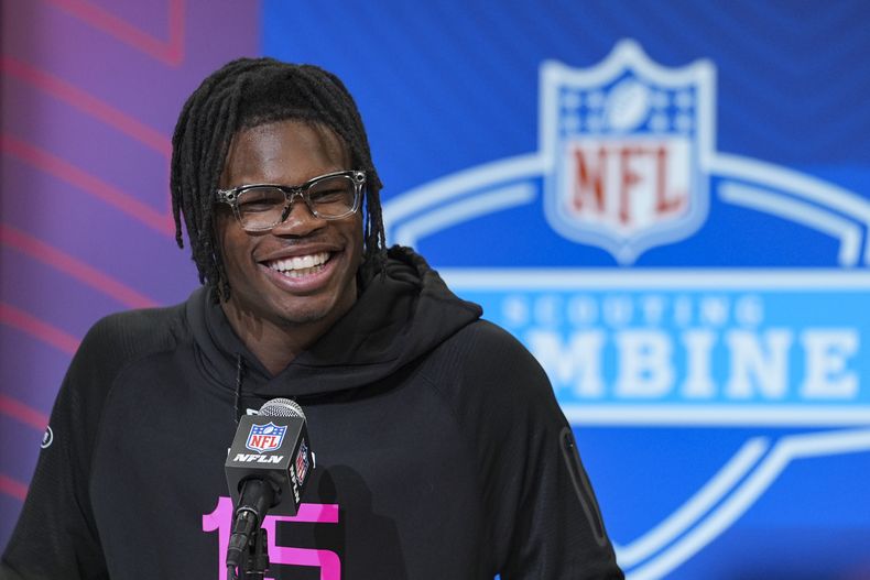 El defensive back de la Universidad de Colorado Travis Hunter habla en conferencia de prensa en el scouting combine en Indianápolis el jueves 27 de febrero del 2025.(AP Foto/Michael Conroy)