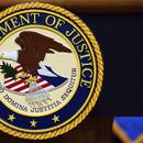 ARCHIVO - El logotipo del Departamento de Justicia de EEUU en un podio antes de una conferencia de prensa con la secretaria de Justicia Pam Bondi, el 6 de mayo de 2025, en el Departamento de Justicia en Washington. (AP Foto/Julia Demaree Nikhinson, Archivo)