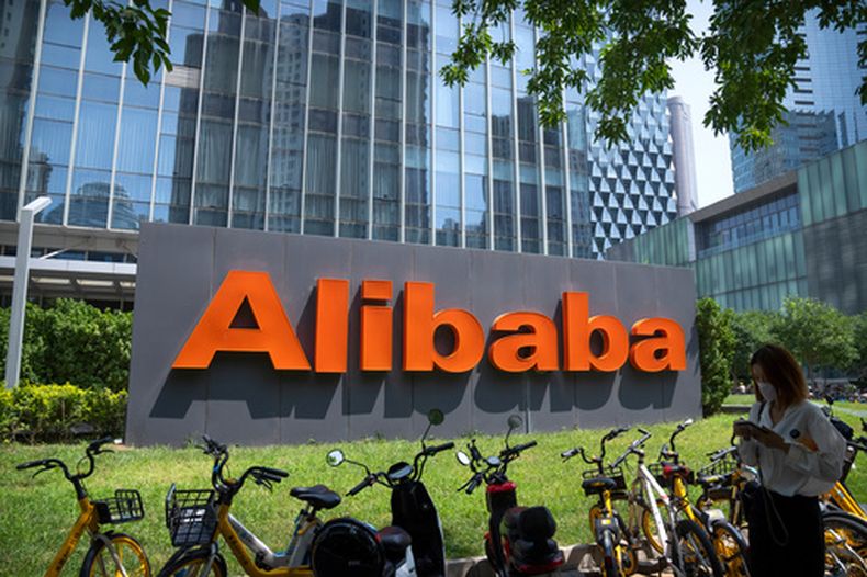ARCHIVO - El logo de la firma tecnológica china Alibaba se ve en su oficina en Beijing, el 10 de agosto de 2021. (AP Foto/Mark Schiefelbein, Archivo)
