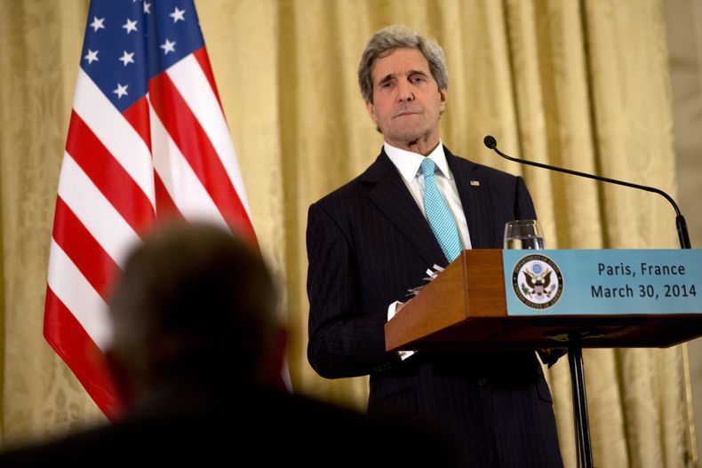 El secretario norteamericano de Estado, John Kerry, escucha una pregunta durante una conferencia de prensa en Par&iacute;s, el 30 de marzo de 2014. Estados Unidos convers&oacute; con Israel sobre la posibilidad de excarcelar al esp&iacute;a convicto Jonat